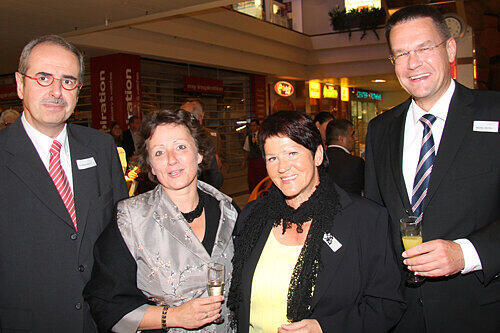 Feierten das Jubiläum: Thomas Bauer mit Ehefrau, Cora von Ow und Nürnbergs Mercedes-Chef Matthias Matthies (von links).