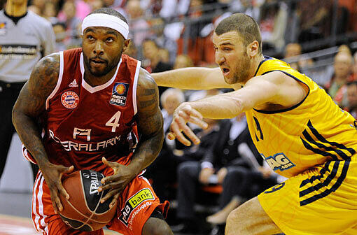 Tyrese Rice (l) von München und Albert Miralles von Alba kämpfen um den Ball.