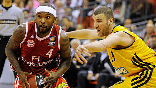 Tyrese Rice (l) von München und Albert Miralles von Alba kämpfen um den Ball. Tyrese Rice (l) von München und Albert Miralles von Alba kämpfen um den Ball.