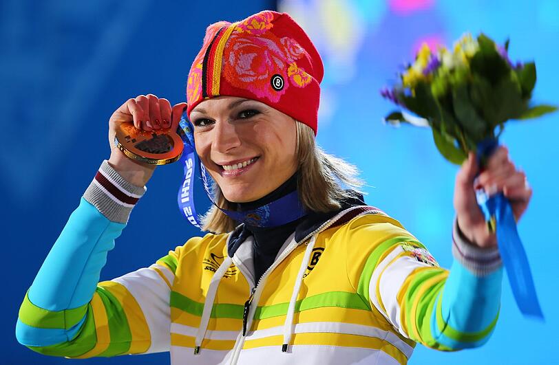 Maria Höfl-Riesch freut sich über ihre Goldmedaille bei der Super-Kombination in Sotschi 2014.
