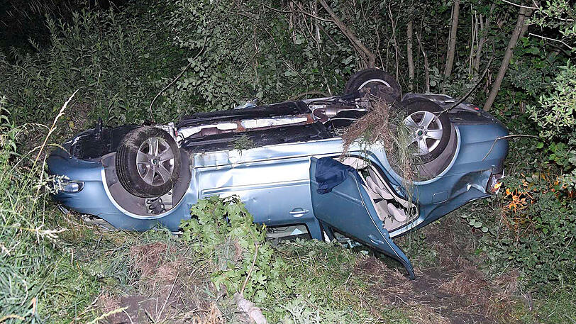 Bei dem Frontalcrash wurden beide Autos völlig zerstört und die Fahrer teils schwer verletzt.