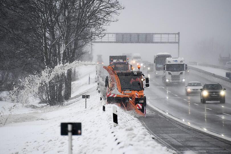 Schnee-Chaos in Oberbayern - ohne Räumen ging am Montag gar nichts. Die Sorge wächst: Spätestens in der Nacht zum Mittwoch werde sich der Schneefall im Süden des Freistaats wieder intensivieren, so ein DWD-Meteorologe.