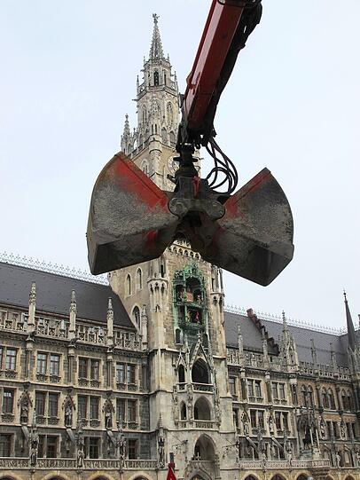AZ-Leser Djordje Matkovic hat die "Verhüllungskunst" am Montag vor dem Rathaus fotografiert.