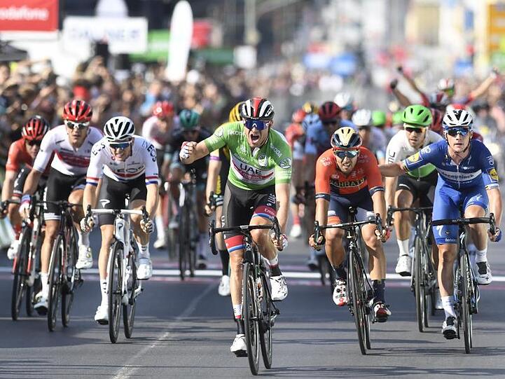 Der Norweger Alexander Kristoff (M.) bejubelt seinen Sieg auf der zweiten Etappe der Deutschland Tour.