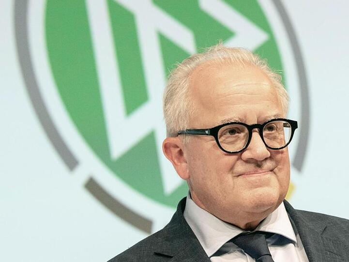 Fritz Keller, Präsident vom Deutschen Fußball-Bund (DFB), steht vor einem DFB-Logo. Foto: Boris Roessler/dpa/Archiv