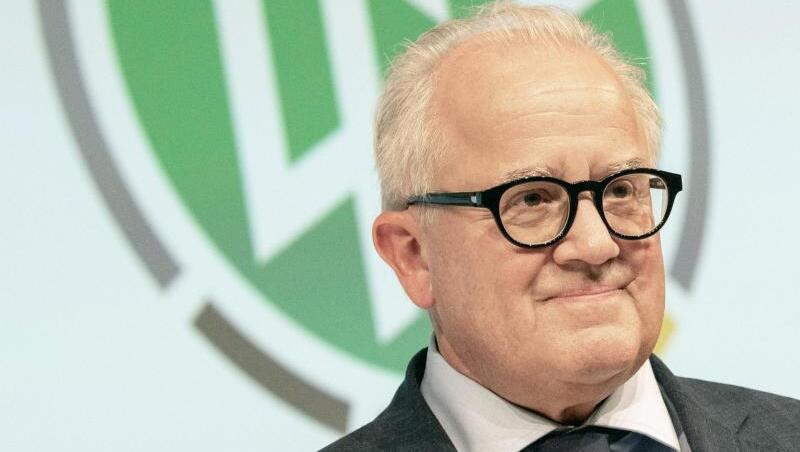 Fritz Keller, Präsident vom Deutschen Fußball-Bund (DFB), steht vor einem DFB-Logo. Foto: Boris Roessler/dpa/Archiv Fritz Keller, Präsident vom Deutschen Fußball-Bund (DFB), steht vor einem DFB-Logo. Foto: Boris Roessler/dpa/Archiv