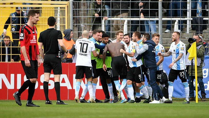 Pure Ekstase! Beim bis dato letzten Spiel im Grünwalder Stadion vor ausverkauftem Haus sorgte Prince Owusu mit einem Last-Minute-Treffer gegen den Chemnitzer FC für den späten 4:3-Sieg.