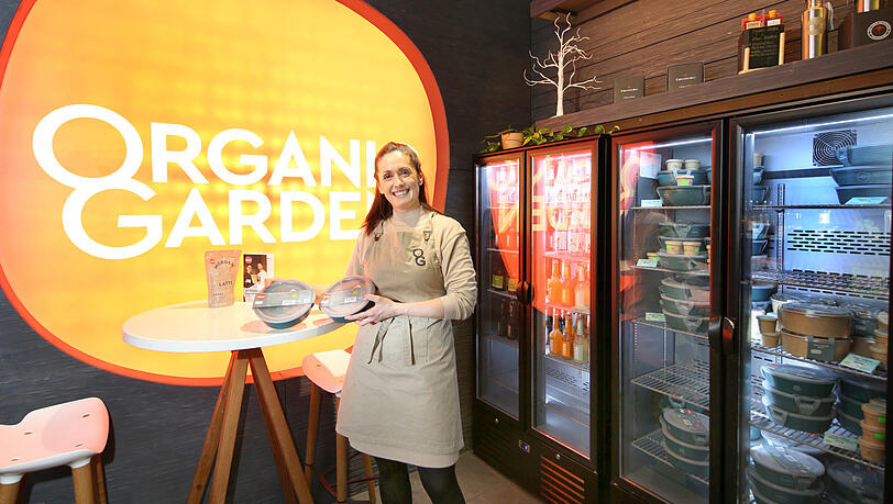 Isabell Neumann ist Storeleiterin im Organic Garden am Viktualienmarkt. Hier setzt man schon seit rund einem Jahr auf das Mehrwegsystem.