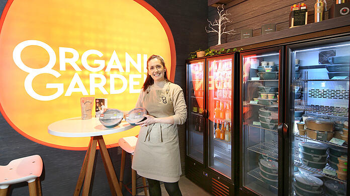 Isabell Neumann ist Storeleiterin im Organic Garden am Viktualienmarkt. Hier setzt man schon seit rund einem Jahr auf das Mehrwegsystem.