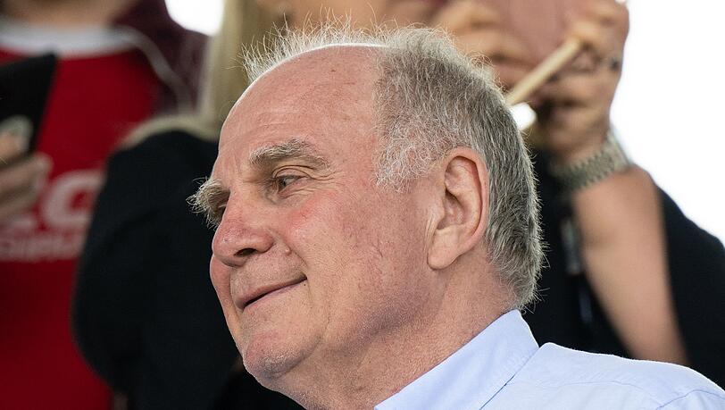 Bayern Münchens Ehrenpräsident Uli Hoeneß während eines Spiels auf der Tribüne.
