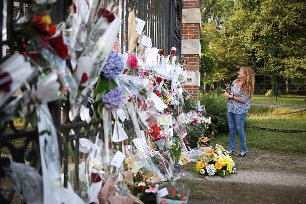 Das mit Blumen von Fans geschmückte Tor zu Delons Anwesen. Das mit Blumen von Fans geschmückte Tor zu Delons Anwesen.