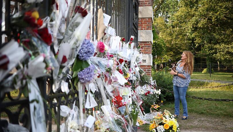 Das mit Blumen von Fans geschmückte Tor zu Delons Anwesen. Das mit Blumen von Fans geschmückte Tor zu Delons Anwesen.