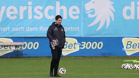 Löwen-Trainer Argirios Giannikis beim 1860-Training am Mittwoch.