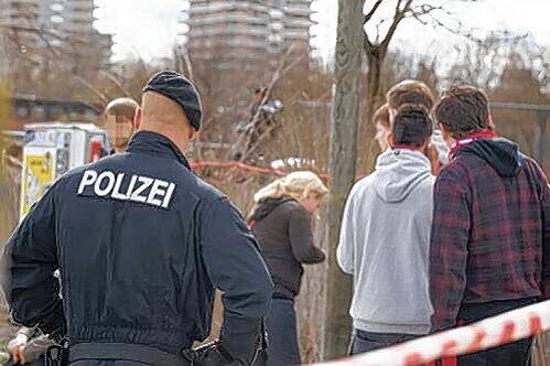 Auch in der Burmesterstraße bildete die Polizei einen Kessel um Fans - diese waren aber friedlich.