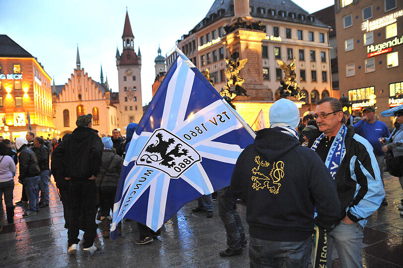 Rund 150 Löwen-Fans sind am Samstagabend für die Rettung des TSV 1860 München auf die Straße gegangen. Die Bilder von der Demo am Marienplatz.