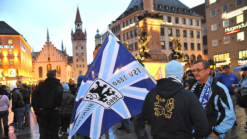 Rund 150 Löwen-Fans sind am Samstagabend für die Rettung des TSV 1860 München auf die Straße gegangen. Die Bilder von der Demo am Marienplatz. Rund 150 Löwen-Fans sind am Samstagabend für die Rettung des TSV 1860 München auf die Straße gegangen. Die Bilder von der Demo am Marienplatz.