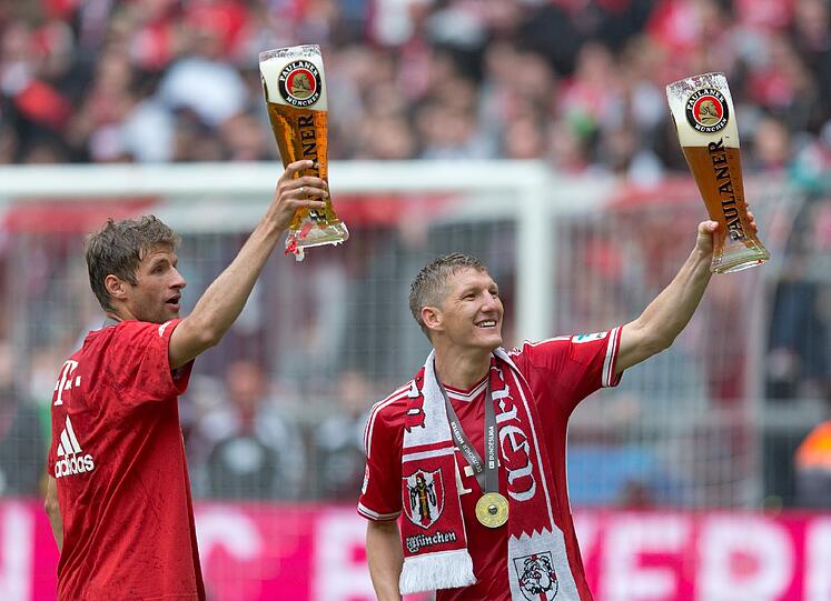 THOMAS MÜLLER: Note1. Duschte die Assistentin von Sammer in ihrem schicken Hosenanzug &ndash; und jubelte danach als hätte er den entscheidenden Siegtreffer erzielt. Überzeugte als Chef-Einschreier vor der Kurve.