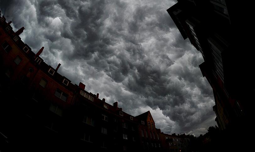 Dunkle Wolken ziehen sich am 20.06.2013 über Hannover (Niedersachsen) zusammen und künden ein Gewitter an.
