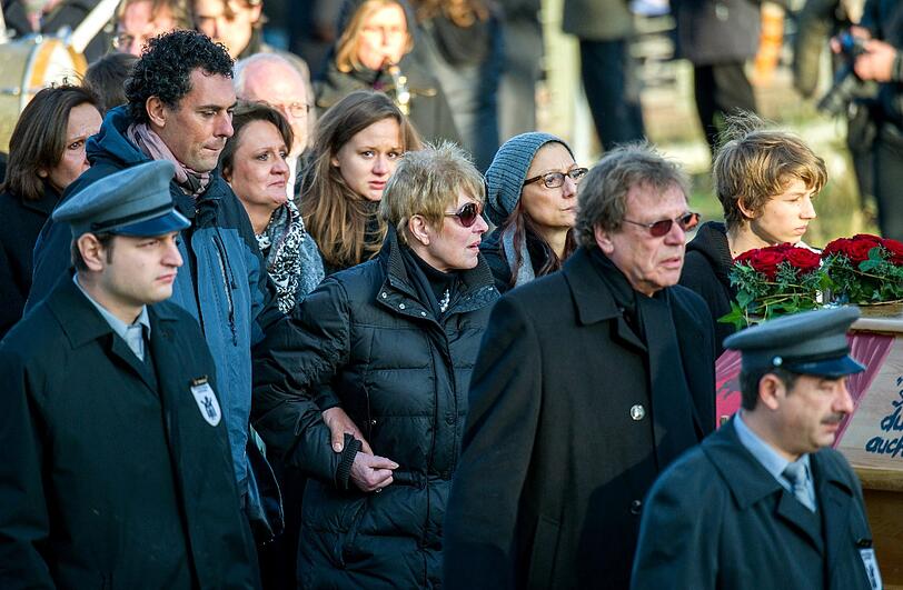 Der Trauerzug auf dem Neuen Südfriedhof.