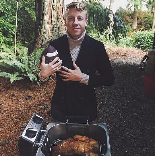 Rapper Macklemore feiert Thanksgiving dieses Jahr mit Truthahn und Football im Wald.