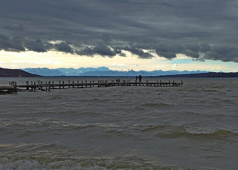 "Sturmwolken über dem Starnberger See &ndash; nur in den Bergen konnte der Föhn die Wolken vertreiben", schreibt AZ-Leserin Daisy Fischer aus Schöffelding. Vielen Dank für diese Aufnahme!