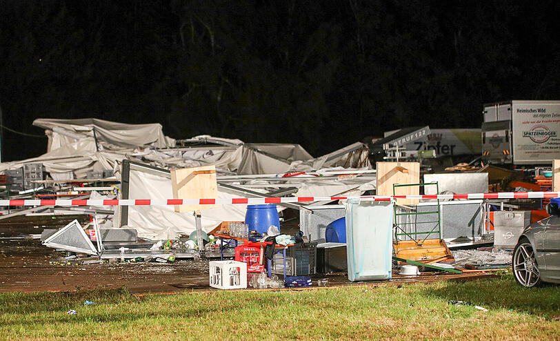 Das schwere Unwetter forderte bei einem Österreichischen Feuerwehr-Fest zwei Todesopfer. Die Bilder vom Unglücksort.