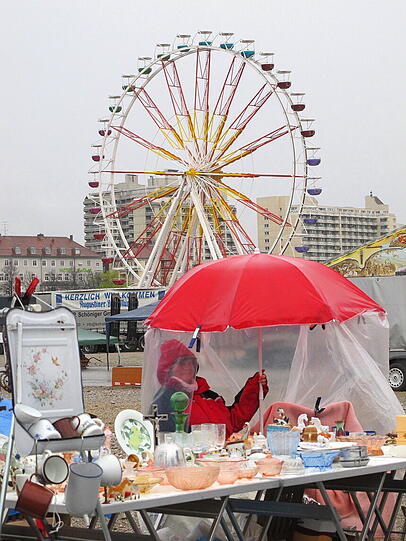 2000 Aussteller, 20000 erwartete Besucher: Am Samstag findet auf der Theresienwiese wieder der größte Flohmarkt Bayerns statt. Die ersten Flohmarktverkäufer trotzen Regen und Kälte und haben sich schon die besten Plätze gesichert. Die AZ zeigt die besten Bilder!