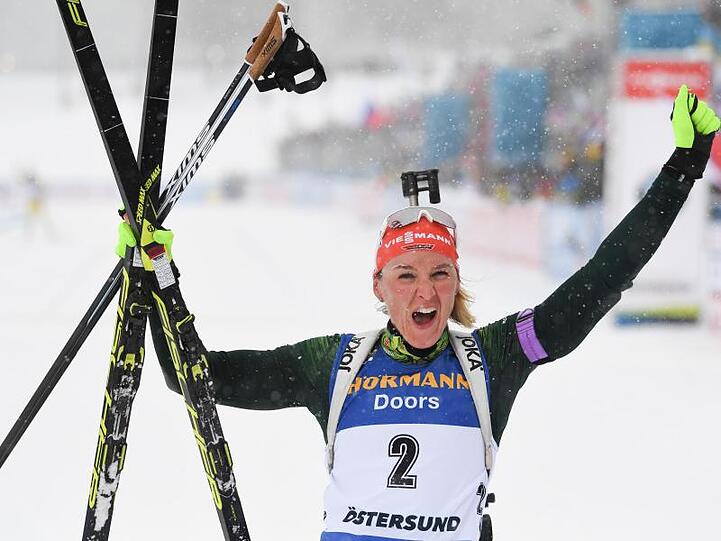 Die deutsche Biathletin Denise Herrmann jubelt im Ziel.