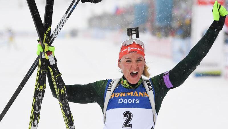Die deutsche Biathletin Denise Herrmann jubelt im Ziel. Die deutsche Biathletin Denise Herrmann jubelt im Ziel.