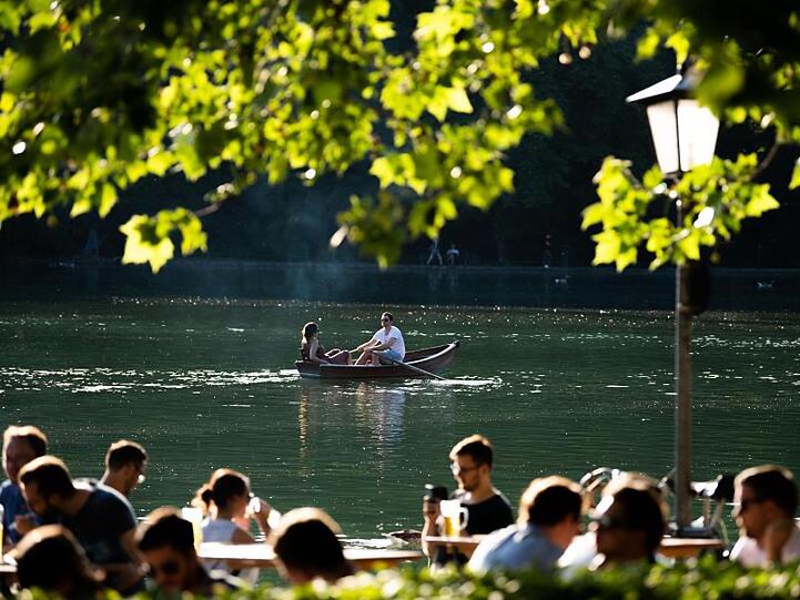 Sommerzeit ist auch Paddelzeit. Momentaufnahme von einem Paar im Englischen Garten in München. Lino Mergeler