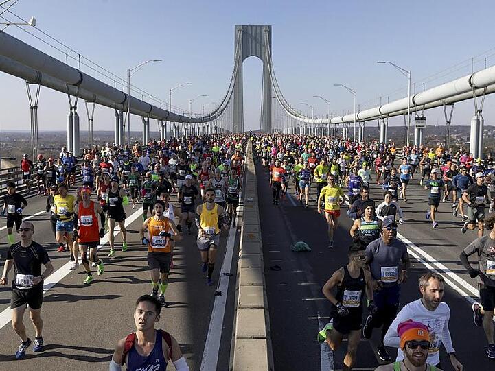 Läufer überqueren beim New York Marathon die Verrazano Narrows Bridge in Staten Island, New York.
