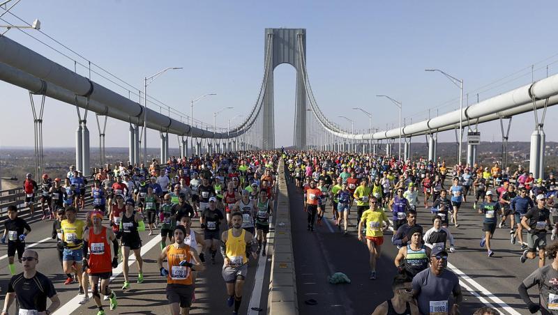 Läufer überqueren beim New York Marathon die Verrazano Narrows Bridge in Staten Island, New York. Läufer überqueren beim New York Marathon die Verrazano Narrows Bridge in Staten Island, New York.