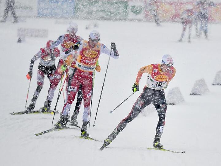 Kombinier Vinzenz Geiger (r) setzte sich in Ramsau am Dachstein im Schlussspurt durch.