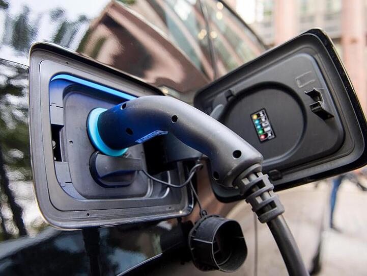 Ein Stecker steckt an einer Ladestation für Elektrofahrzeuge in einem Auto. Foto: Daniel Bockwoldt/dpa/Archivbild