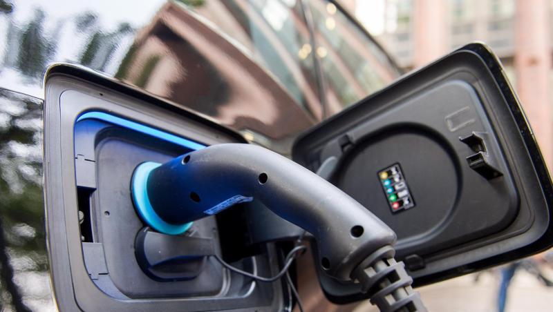 Ein Stecker steckt an einer Ladestation für Elektrofahrzeuge in einem Auto. Foto: Daniel Bockwoldt/dpa/Archivbild Ein Stecker steckt an einer Ladestation für Elektrofahrzeuge in einem Auto. Foto: Daniel Bockwoldt/dpa/Archivbild
