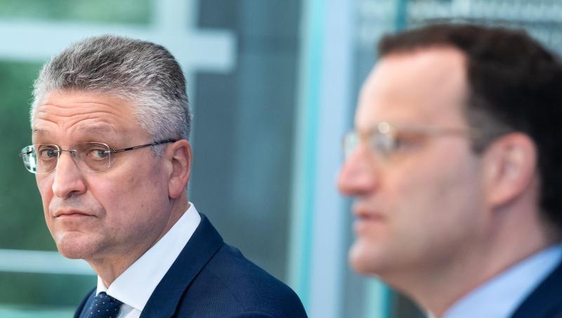 Bundesgesundheitsminister Jens Spahn (r.) und RKI-Chef Lothar H. Wieler während der Bundespressekonferenz zur aktuellen Corona-Lage.