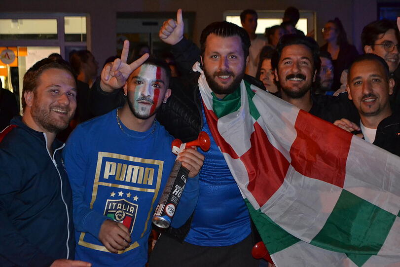 Nach dem Nerventest im Elfmeterschießen gibt es am Sonntagabend bei der Fangemeinde der Squadra Azzurra kein Halten mehr.