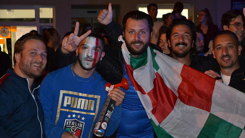 Nach dem Nerventest im Elfmeterschießen gibt es am Sonntagabend bei der Fangemeinde der Squadra Azzurra kein Halten mehr. Nach dem Nerventest im Elfmeterschießen gibt es am Sonntagabend bei der Fangemeinde der Squadra Azzurra kein Halten mehr.
