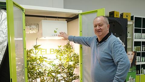 Wenzel Vaclav Cerveny bei der Eröffnung seiner "Natur Erlebnis-Welt". Er steht neben der Hazelbox Snitch, entwickelt von Philipp Frost. Darin kann man das Wachstum von Hanfpflanzen beschleunigen, durch perfekte Licht- und Abluftverhältnisse. Kosten: ab 1700 Euro. Auch Cerveny möchte solche Boxen in seinem Cannabis-Club aufstellen.