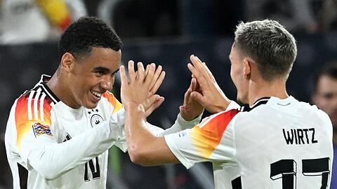 Die Spiele der Fu&szlig;ball-WM 2026, f&uuml;r die sich die DFB-Stars Jamal Musiala und Florian Wirtz qualifizieren wollen, werden bei der Telekom zu sehen sein.