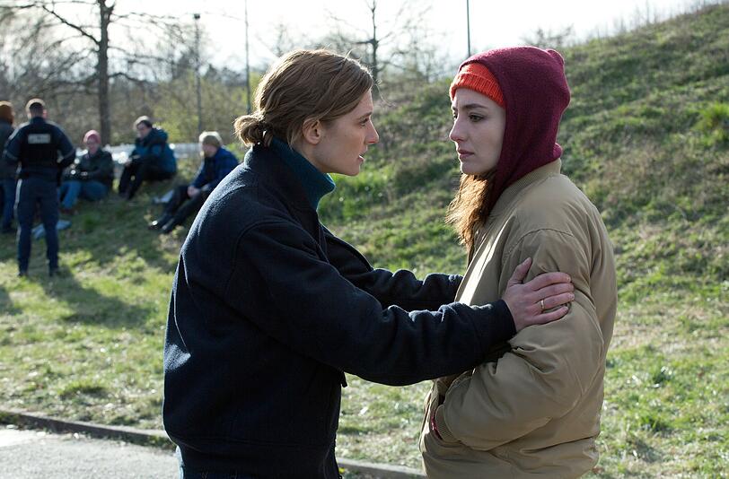 Helen Schilling (Svenja Jung, links) ist genervt von ihrer Schwester Paula (Marie Bloching), die als Aktivistin an Blockaden teilnimmt.