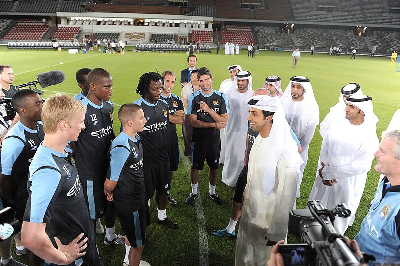Scheich Mansour Bin Zayed Al Nahyan beim Treffen mit Spielern von Manchester City.