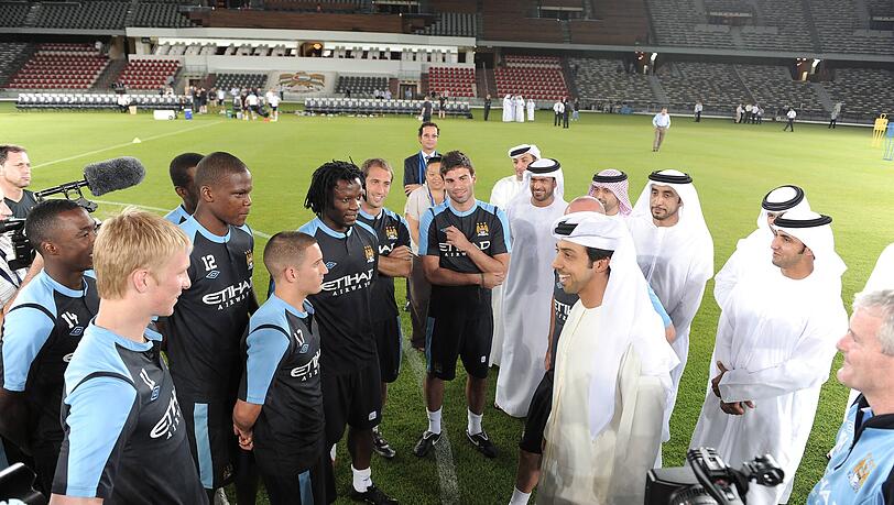 Scheich Mansour Bin Zayed Al Nahyan beim Treffen mit Spielern von Manchester City. Scheich Mansour Bin Zayed Al Nahyan beim Treffen mit Spielern von Manchester City.