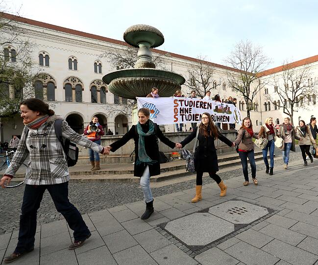 Die Menschenkette gegen Studiengebühren - die Bilder