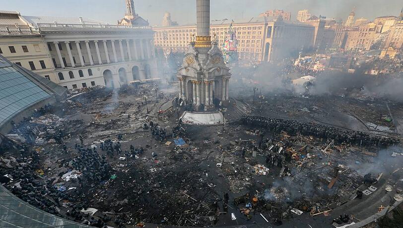 Wie im Krieg: Ein Bild des verwüsteten Maidan am Tag nach der blutigen Krawall-Nacht. Wie im Krieg: Ein Bild des verwüsteten Maidan am Tag nach der blutigen Krawall-Nacht.