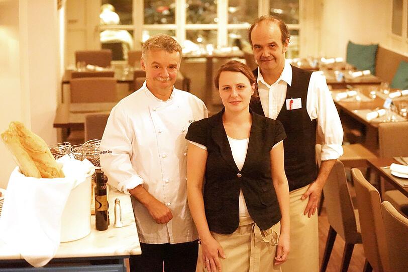 Freuen sich auf die Ess-Klasse: Chefkoch Joel Noguier (links), Gastgeber &bdquo;Manolo&ldquo; Salema und Servicekraft Elli.