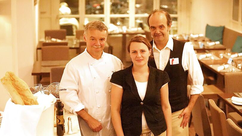Freuen sich auf die Ess-Klasse: Chefkoch Joel Noguier (links), Gastgeber „Manolo“ Salema und Servicekraft Elli. Freuen sich auf die Ess-Klasse: Chefkoch Joel Noguier (links), Gastgeber „Manolo“ Salema und Servicekraft Elli.