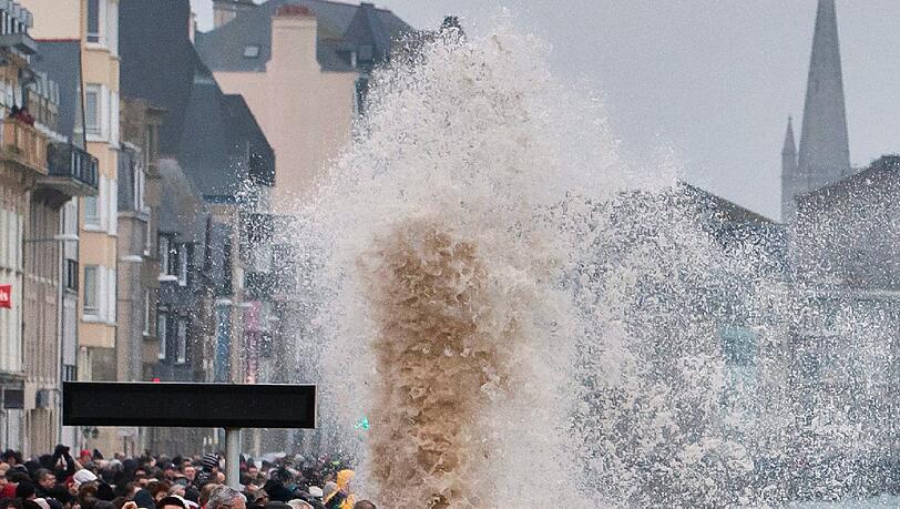 Am Mont-Saint-Michel in Frankreich bestaunen Tausende Touristen die sogenannte Jahrhundert-Flut. Am Mont-Saint-Michel in Frankreich bestaunen Tausende Touristen die sogenannte Jahrhundert-Flut.
