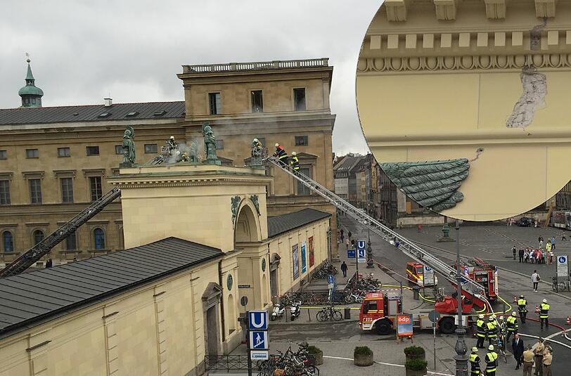 Bei dem heftigen Gewitter am Montagmorgen hat ein Blitz ins Tor zum Hofgarten eingeschlagen. Es kam zu einem Schwelbrand.