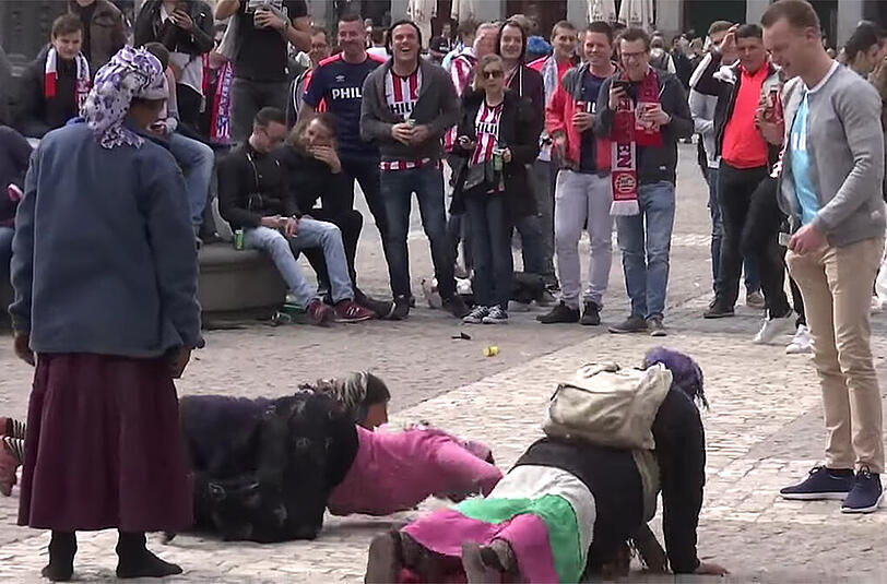 Diese Bettler machten sogar Liegestützen vor den PSV-Fans. Statt Geld gab es von den Asozialen Bier in die Sammelbecher der Bedürftigen.